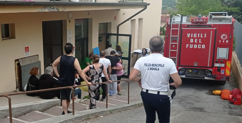 Auto cade nell'asilo a l'Aquila