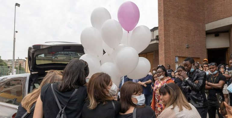 Bimba cade dal balcone a Modena