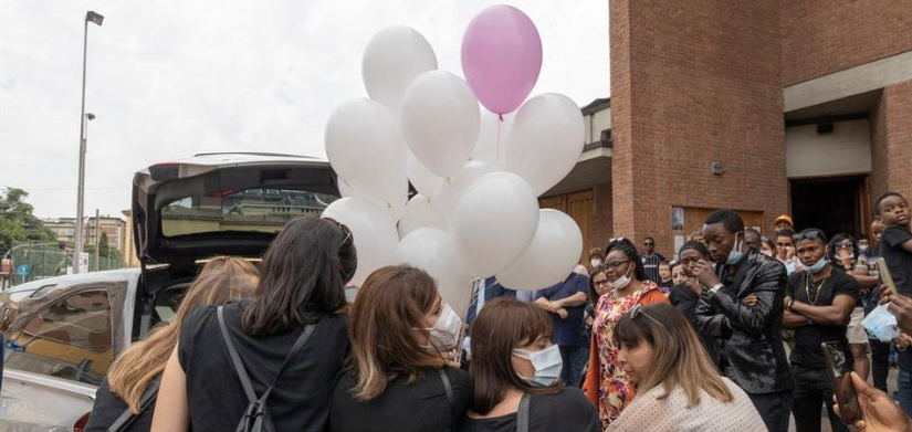 Bimba cade dal balcone a Modena