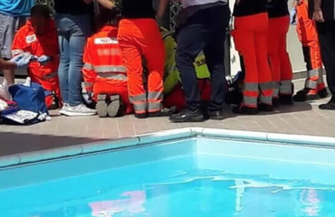 Bimba di due anni muore in piscina a Brescia