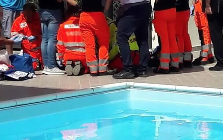 Bimba di due anni muore in piscina a Brescia