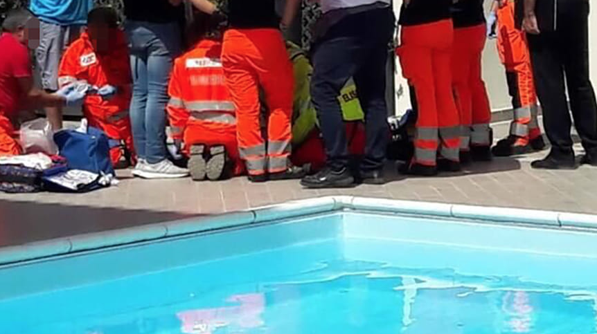 Bimba di due anni muore in piscina a Brescia