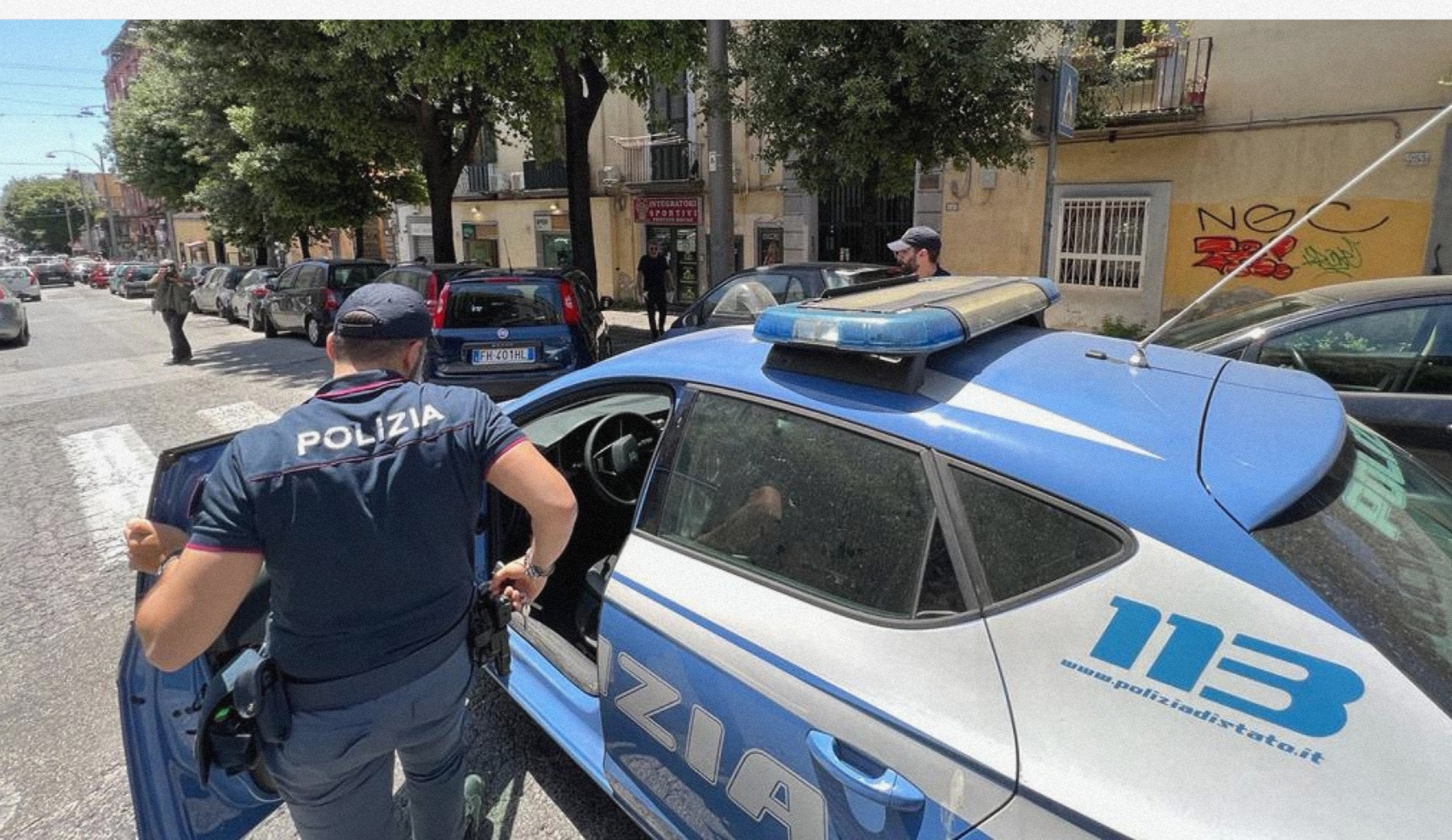 Sorelle sfregiate a Napoli, è caccia alla ‘gang dell’acido’: ipotesi movente passionale