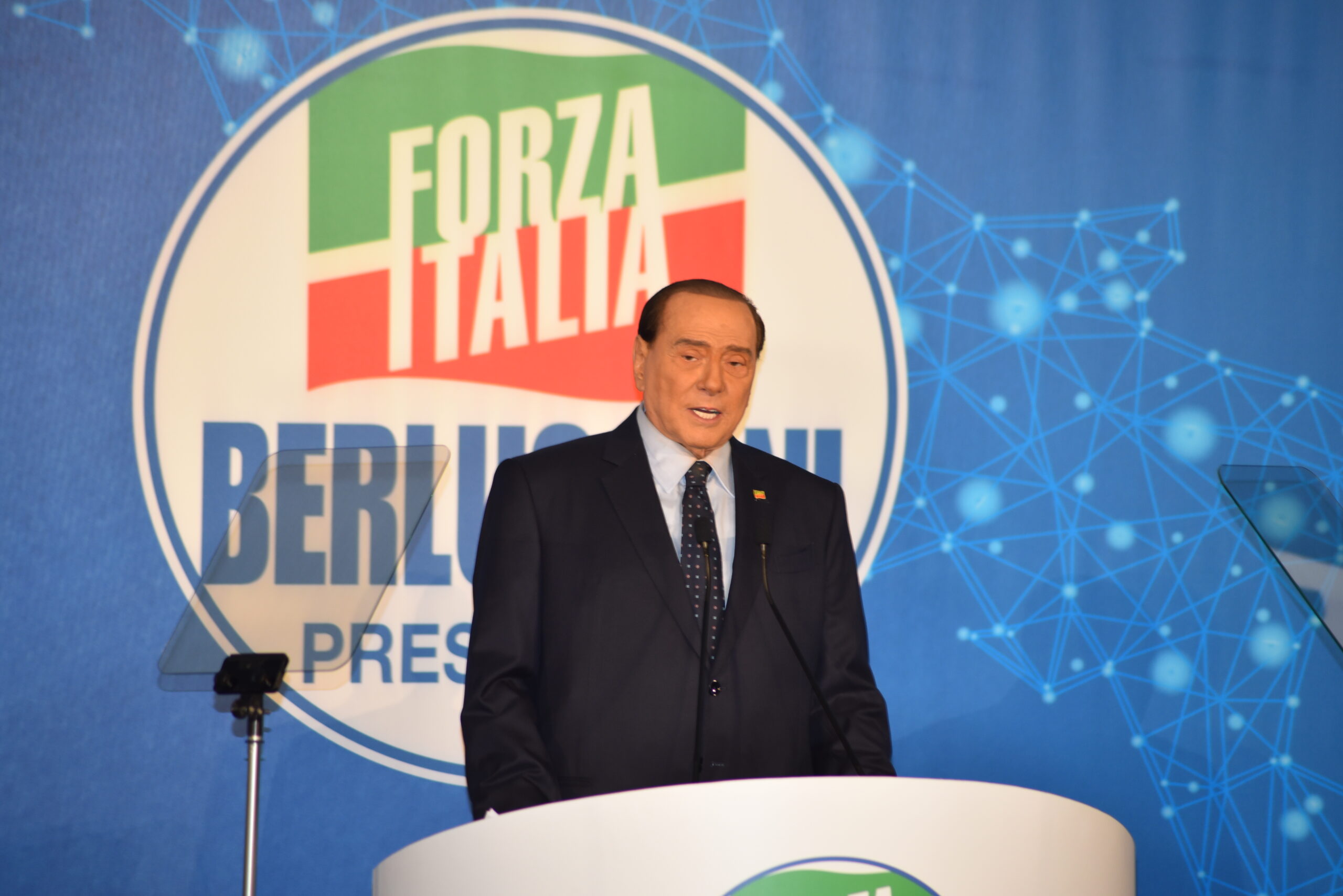 Berlusconi: “Dopo l’espulsione dal Senato, ora sarò di nuovo in campo con voi”