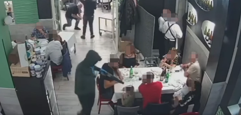 Casavatore, kalashnikov in faccia a un bimbo e la rapina in pizzeria: arrestato il terzo malvivente della banda
