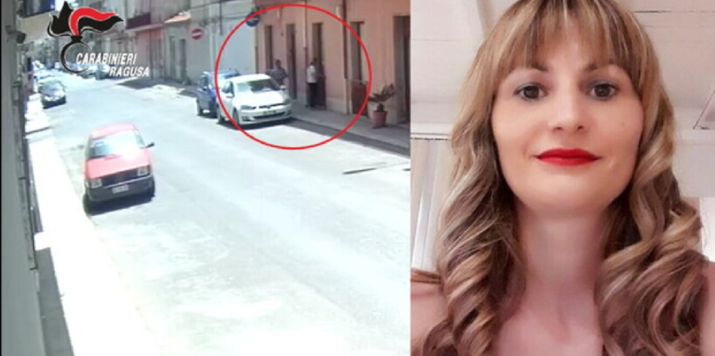 Accoltellata e uccisa mentre parla con il figlio