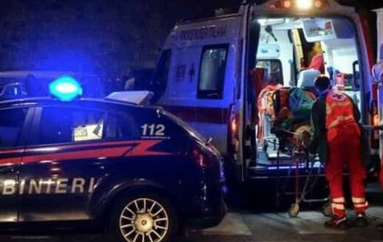 Accoltella due carabinieri