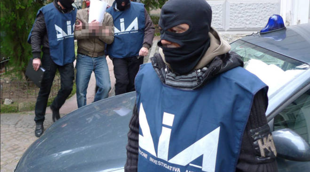 Blitz contro il clan Mallardo