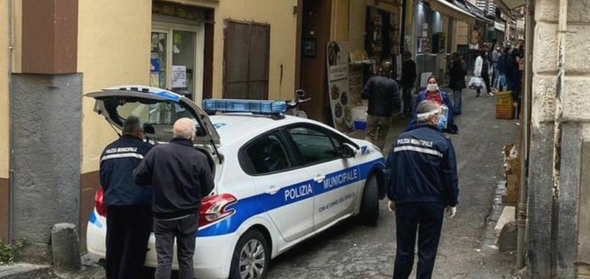 Altro raid con l’acido, donna colpita a Torre del Greco da sconosciuti: “Vorrei sapere il perché”