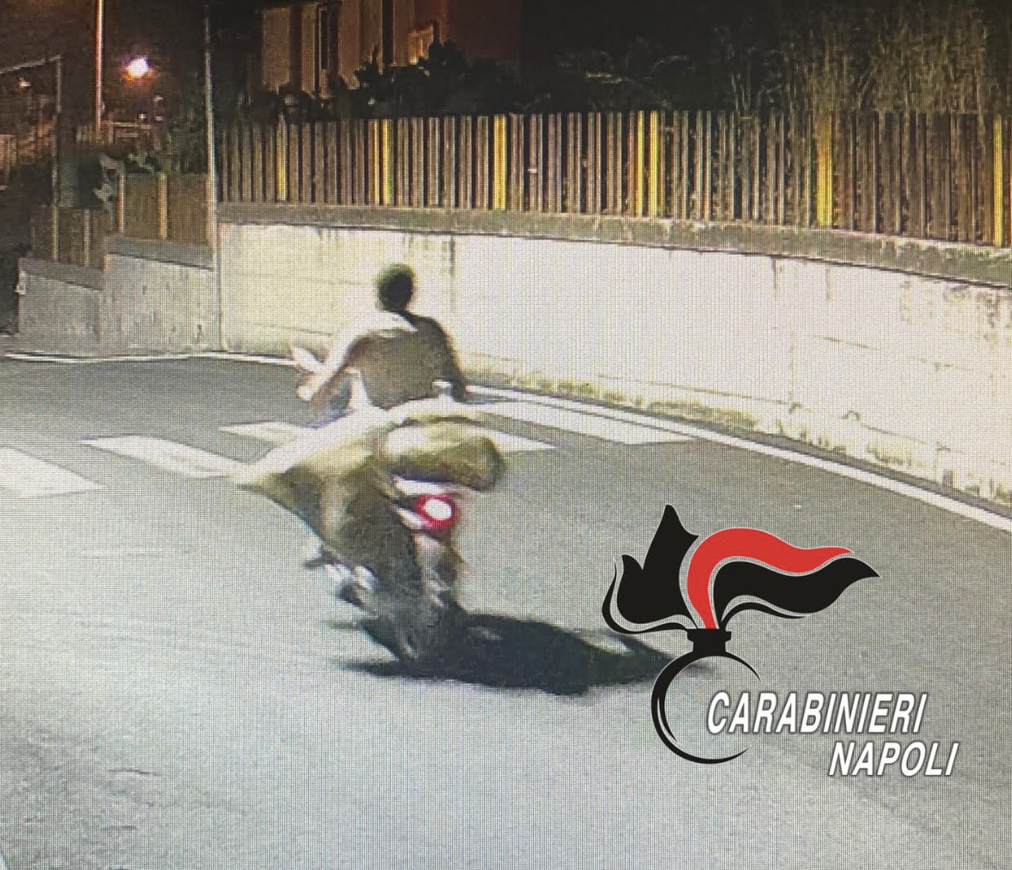 Orrore in provincia di Napoli, uccide un uomo, lo insacchetta e lo porta in scooter VIDEO