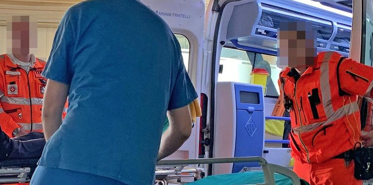 Tassista accoltellato a Napoli dopo una lite