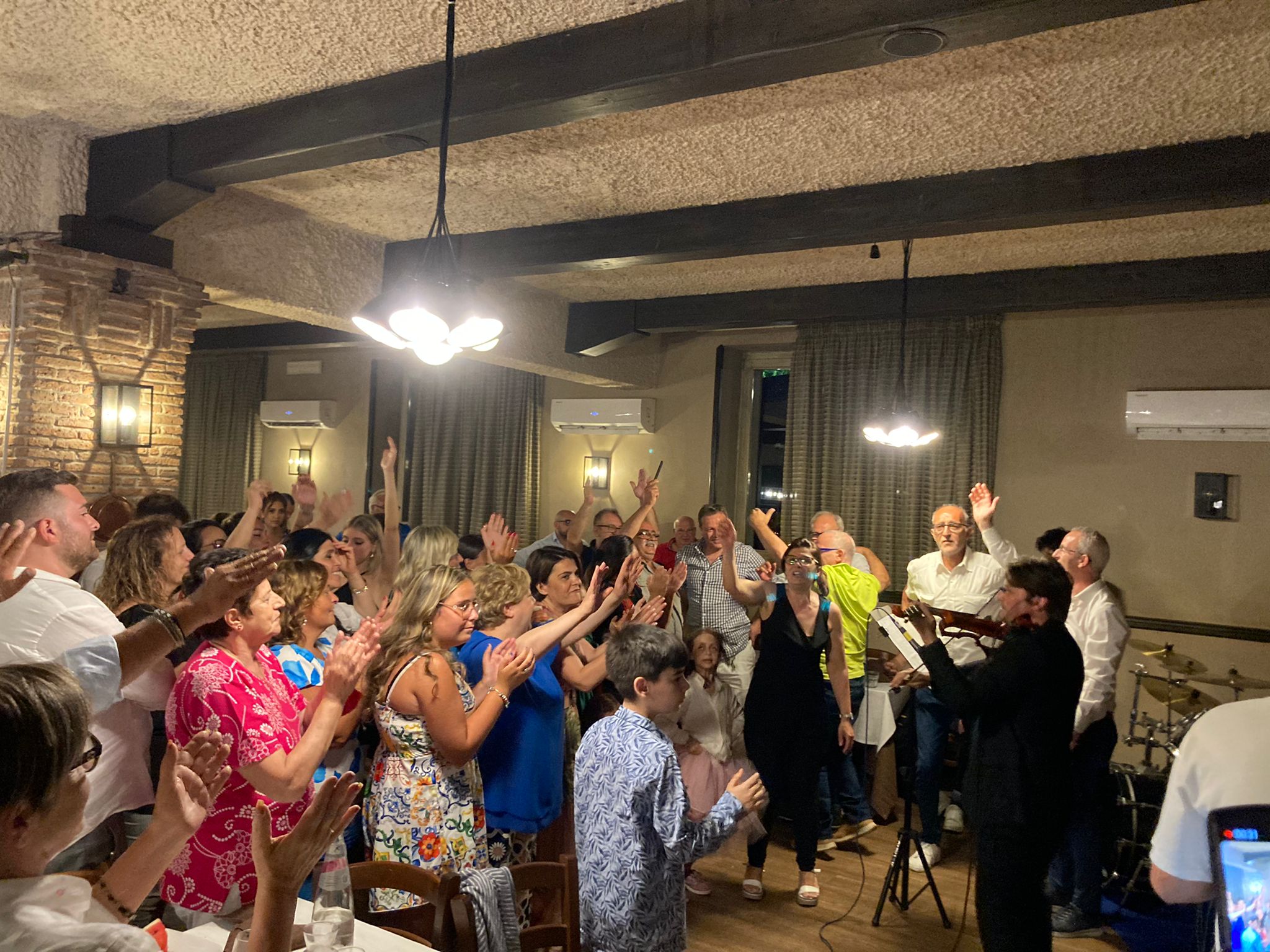 Nola, festeggiamenti per il Trentennale della famiglia Vecchione con cena, canti e ospiti d’onore