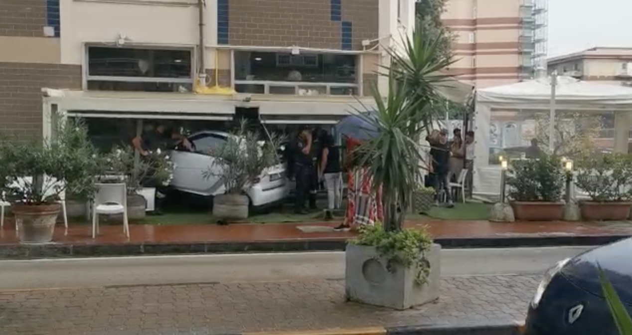 Incidente pazzesco a San Giorgio a Cremano, Smart entra in un locale e si schianta tra i tavolini VIDEO