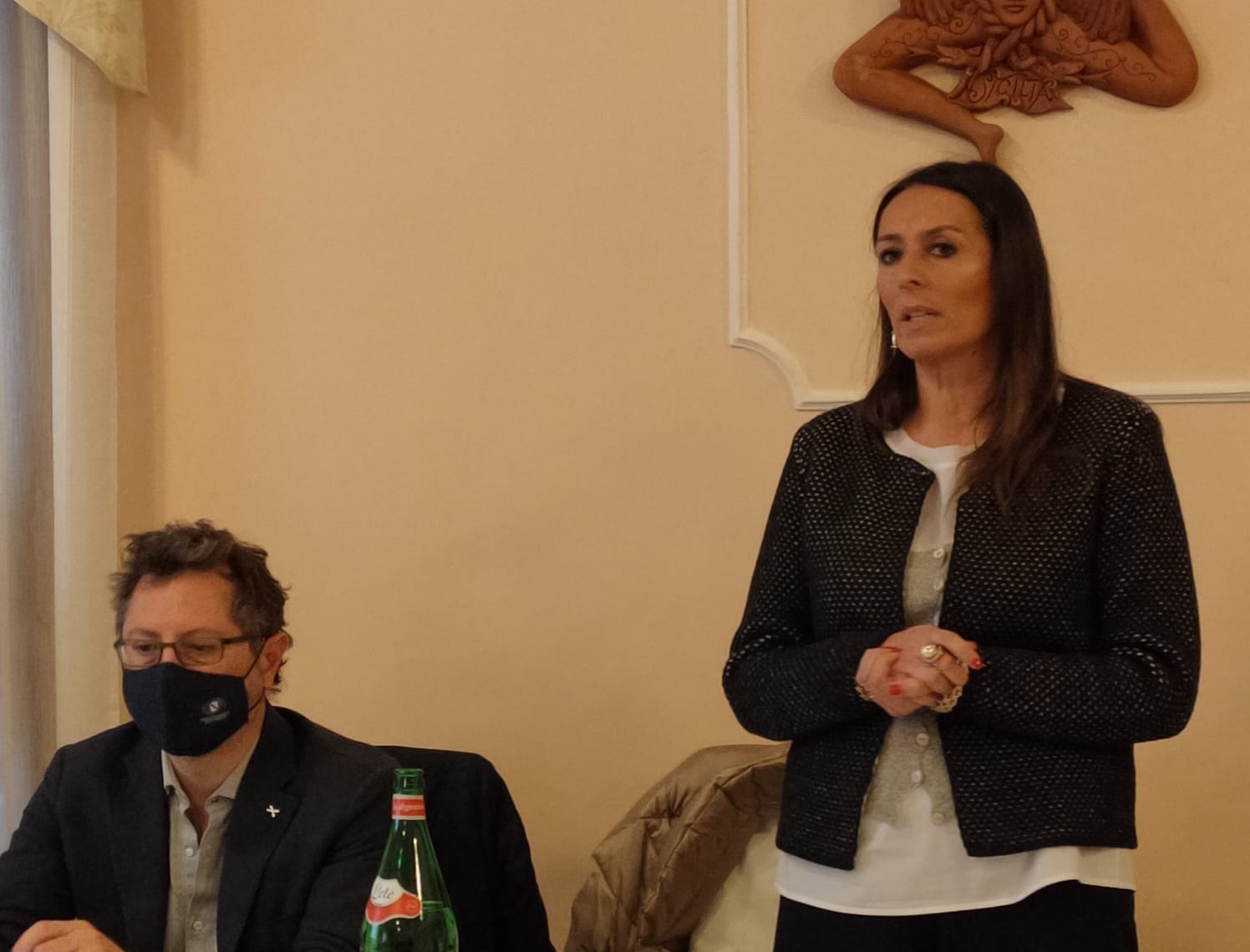 Borrelli sceglie la Camera ma teme il ricorso. La fedelissima Zabatta spara a zero