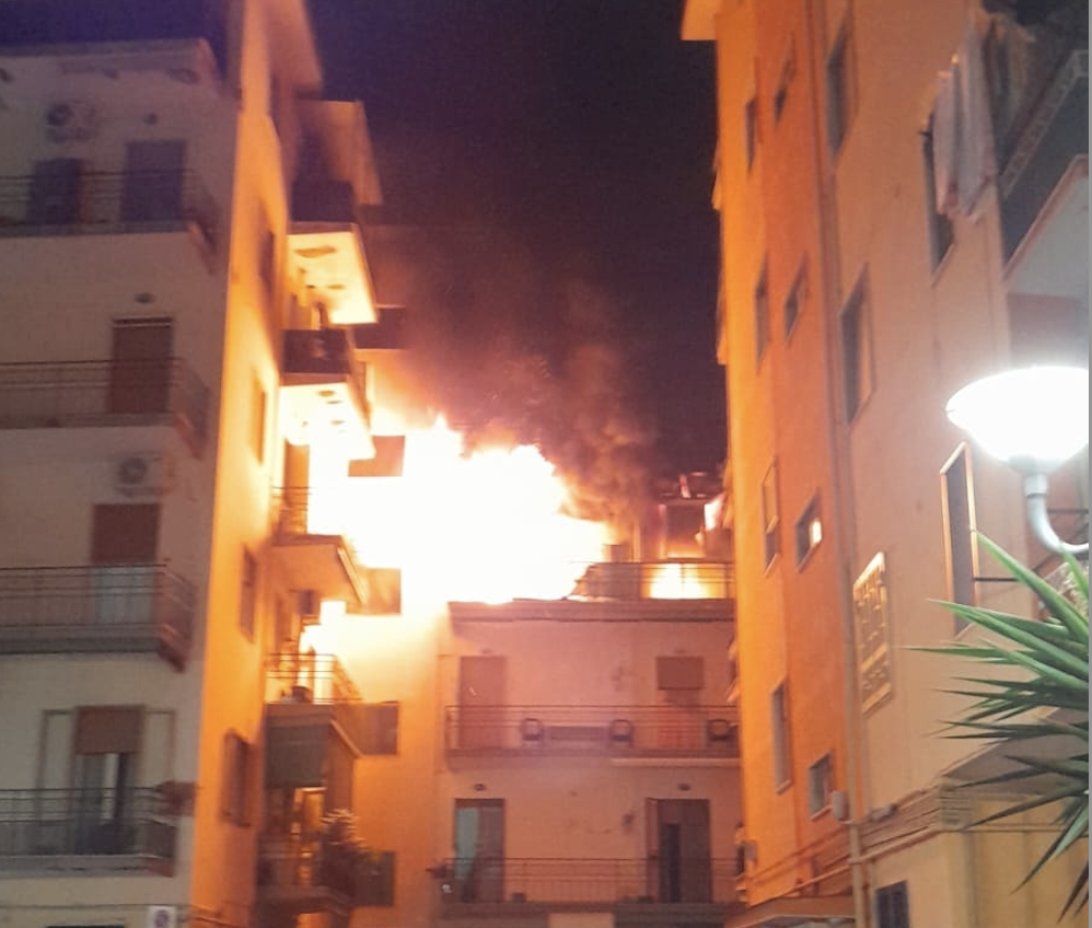 Paura a Portici, incendio in un appartamento: è stata una fuga di gas. I dettagli