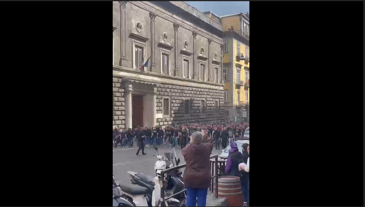 I tifosi dell’Eintracht Francoforte invadono la città: “Napoli Va….ulo”