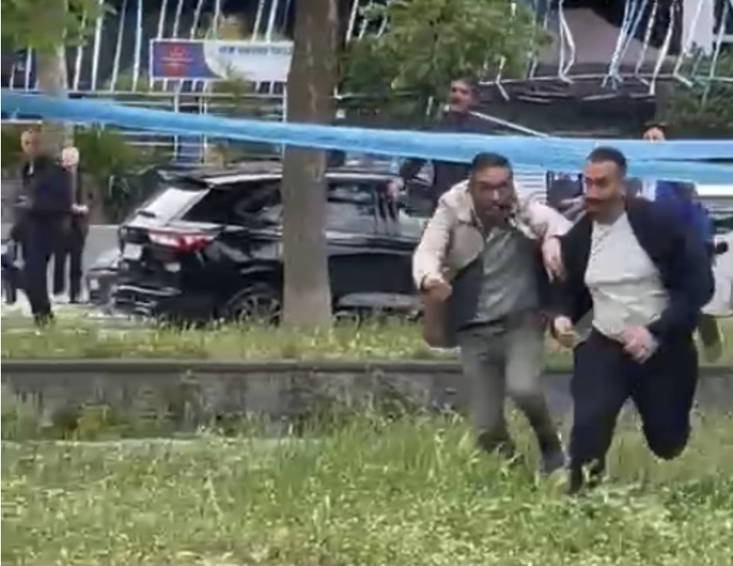Attimi di panico a Cercola, avversario litiga con candidato sindaco “T’aspett scè” VIDEO