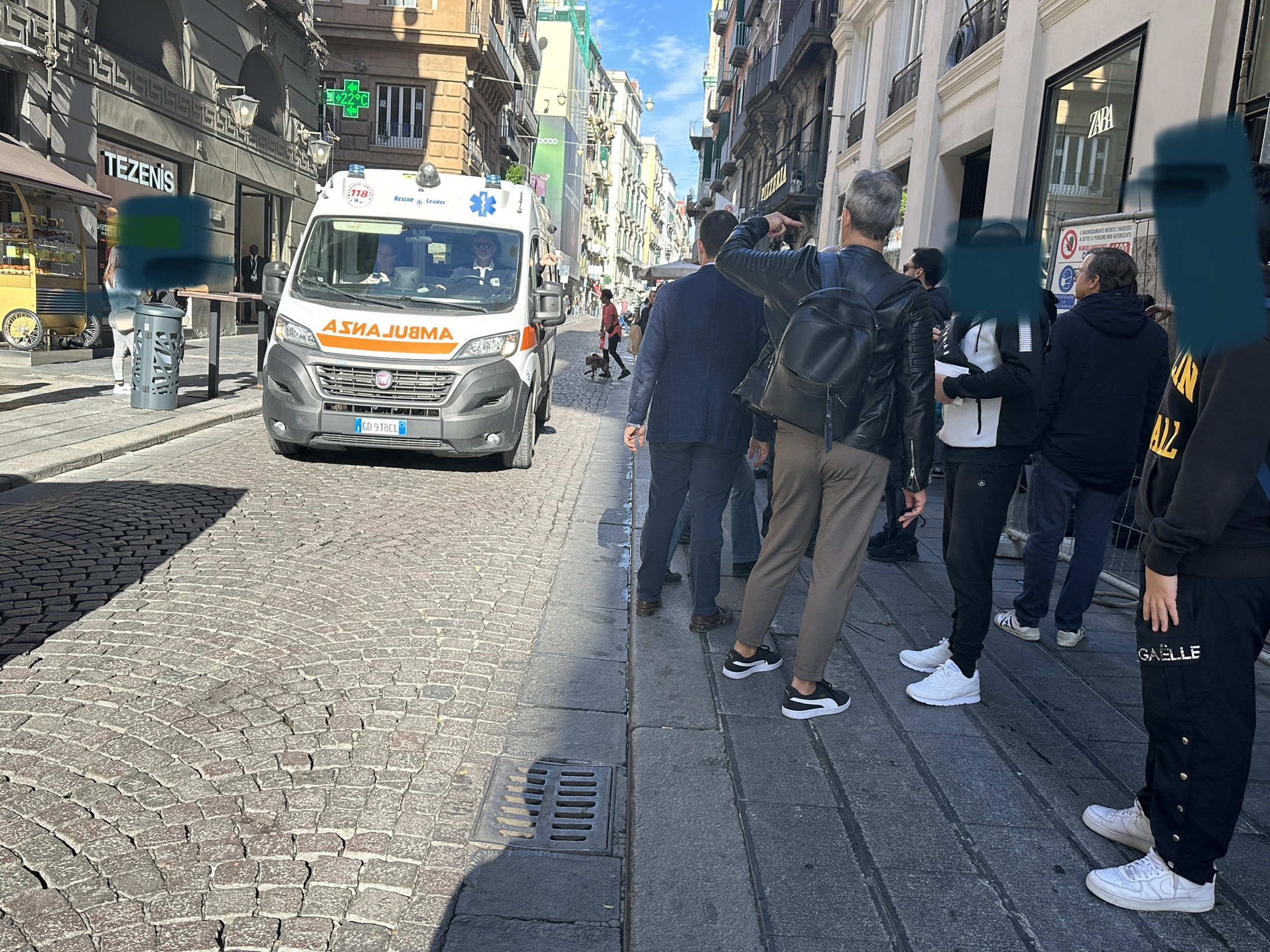 Paura in via Toledo, pit bull azzanna manovale di una ditta