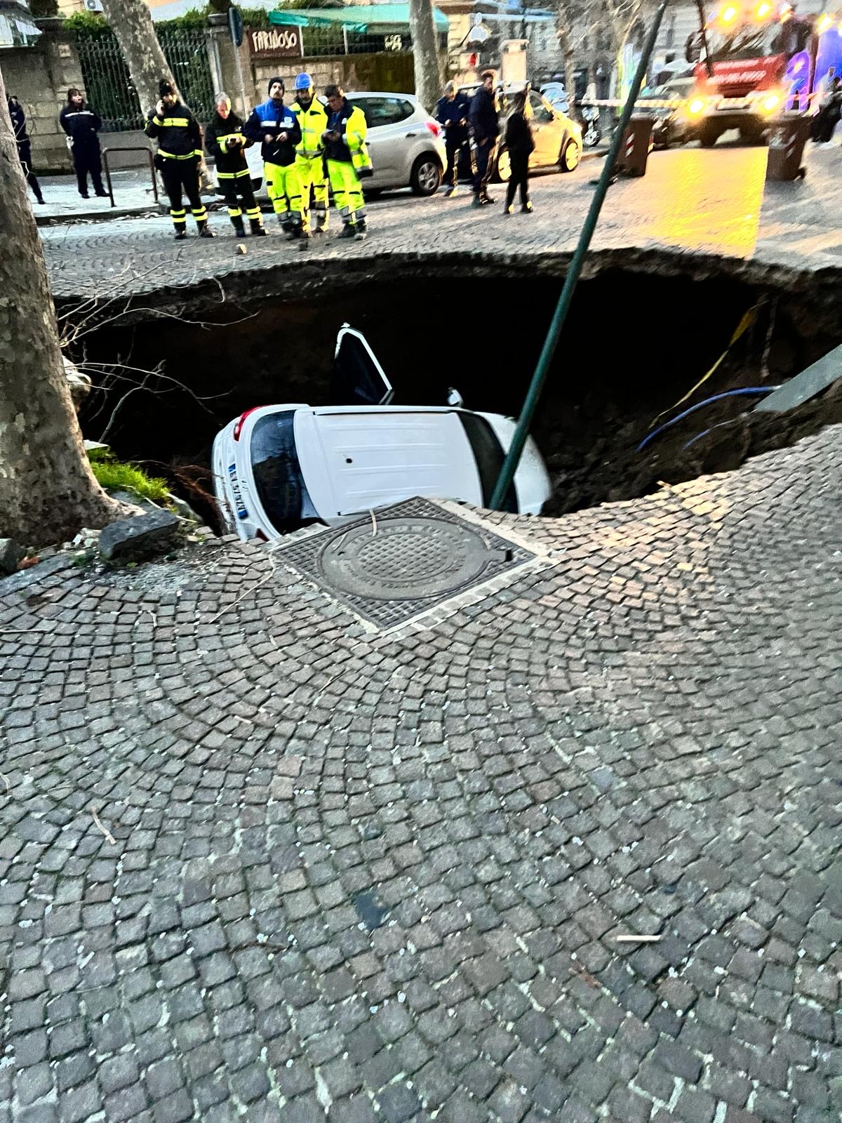 Voragine al Vomero, sprofonda auto. Salvi per miracolo due giovani