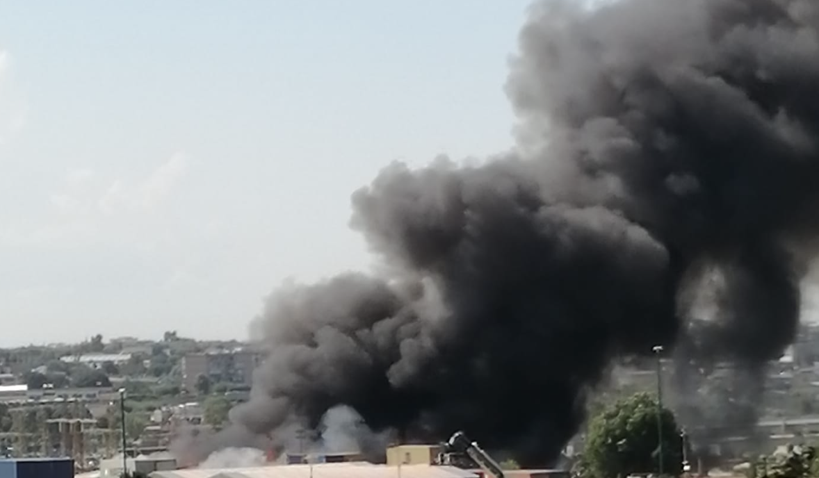 Nube nera su Napoli, scoppia un incendio nella periferia Est