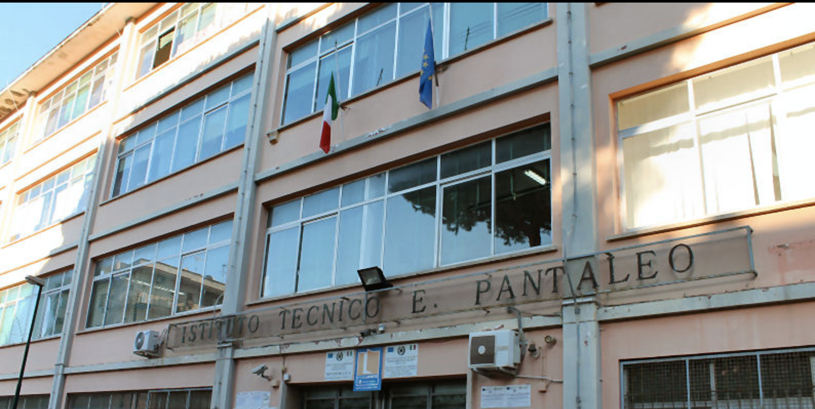 Tragedia a Torre del Greco, giovane si lancia dalla finestra della sua classe