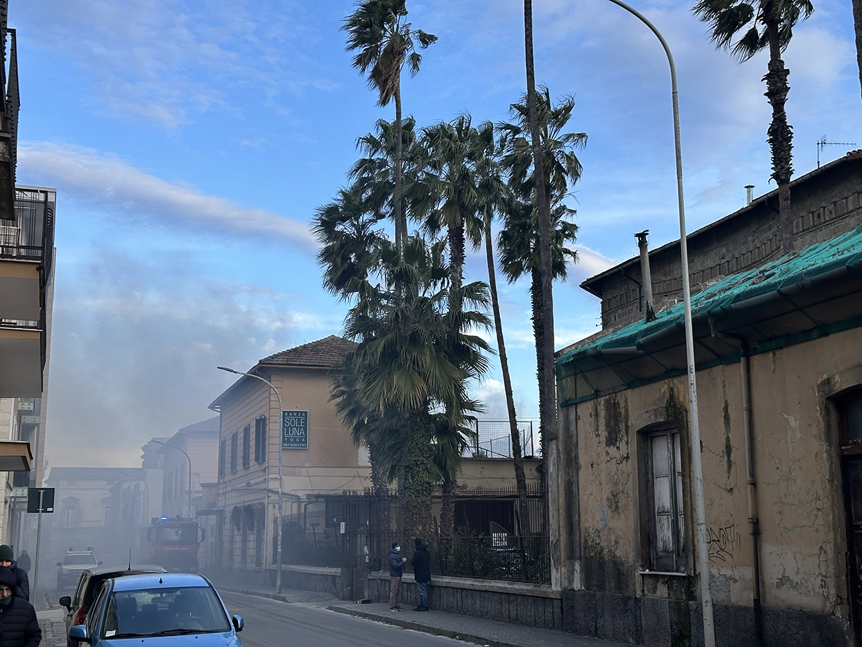 Paura a Frattamaggiore, prende fuoco un capannone di cosmetici