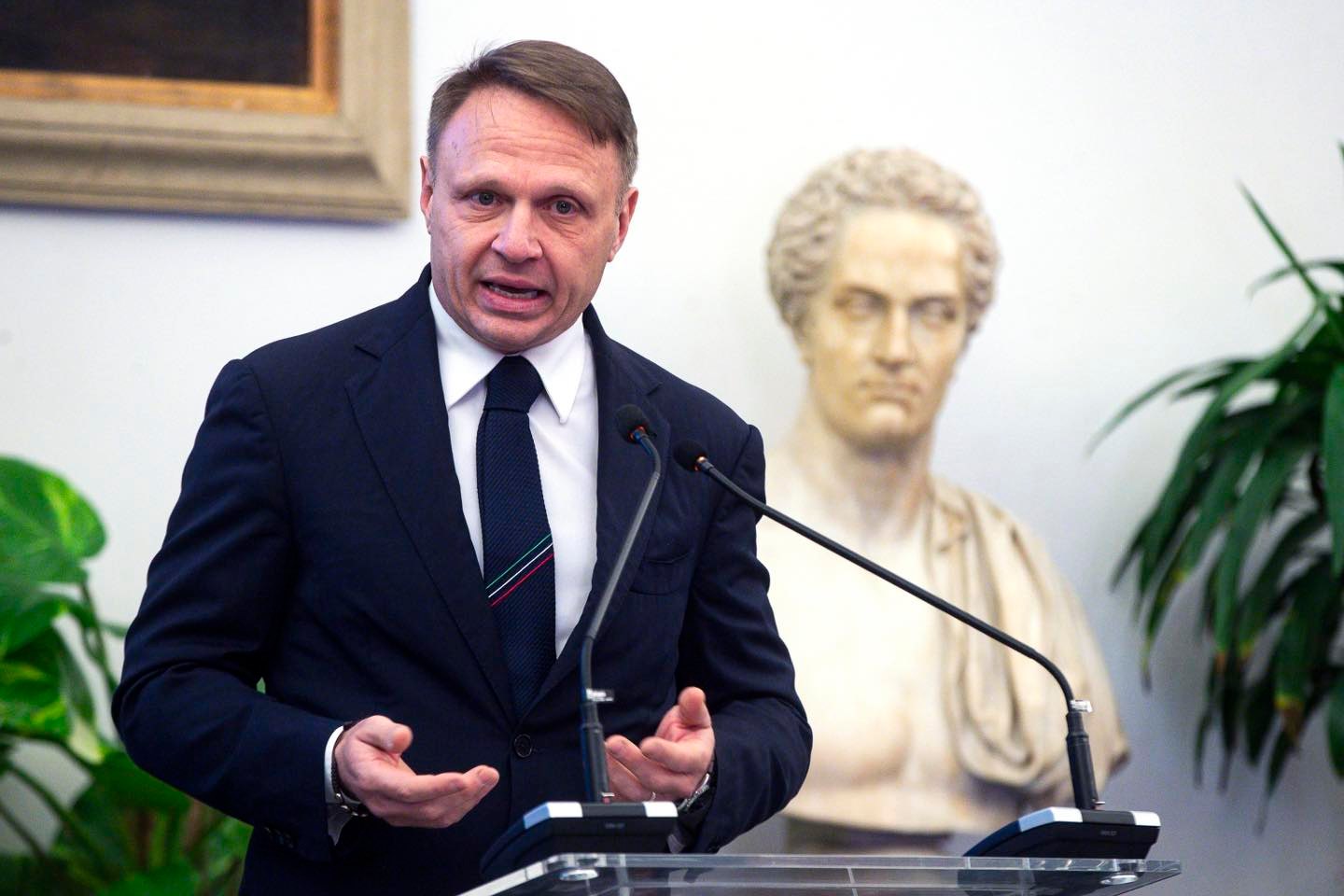 Per Lollobrigida le ostriche non sono un lusso: vuole ridurre l’Iva dal 22% al 10%
