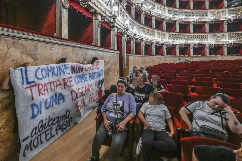 Protesta degli Ex Occupanti del Motel Agip: Blitz al Teatro San Carlo