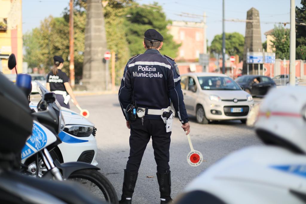 Napoli, Fermato 16enne su Minicar: a Bordo Aveva un’Ascia e Coltelli