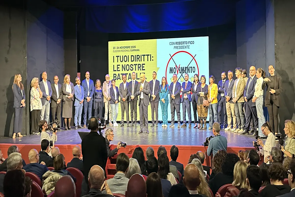 Conte a Napoli per Fico: “Impresentabili a destra, salario minimo via appalti regionali”. Resta l’allarme astensionismo