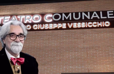 Peppe vessicchio con alle spalle il suo teatro