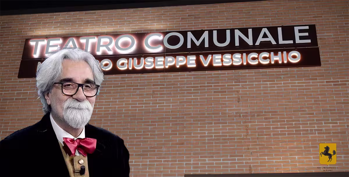 Peppe vessicchio con alle spalle il suo teatro