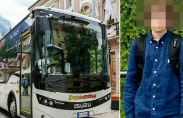 Autobus di linea sulla strada innevata delle Dolomiti bellunesi durante una nevicata