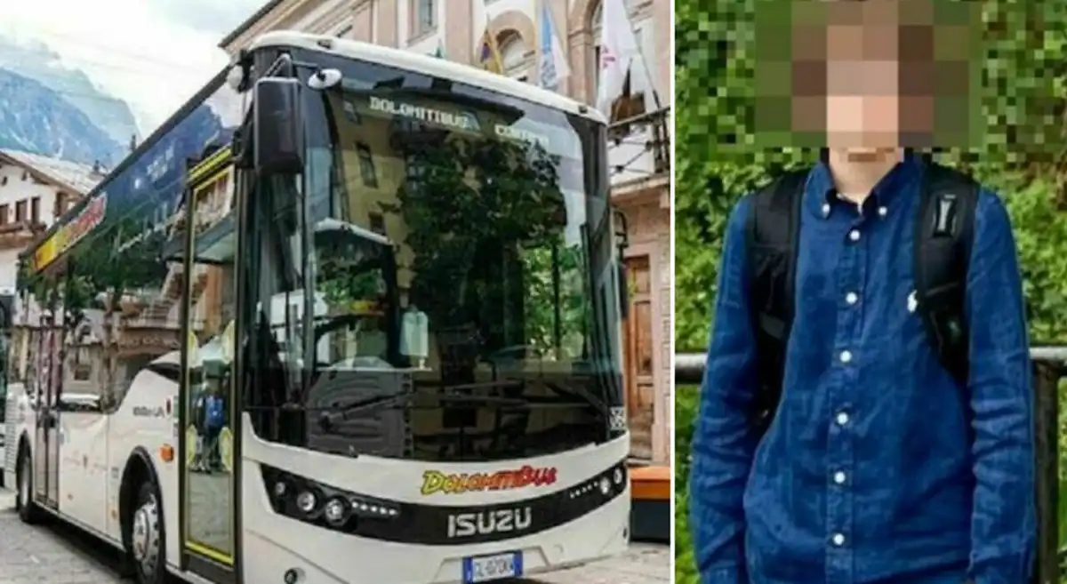 Autobus di linea sulla strada innevata delle Dolomiti bellunesi durante una nevicata