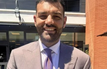 sindaco caivano sorride fuori al comune caivano