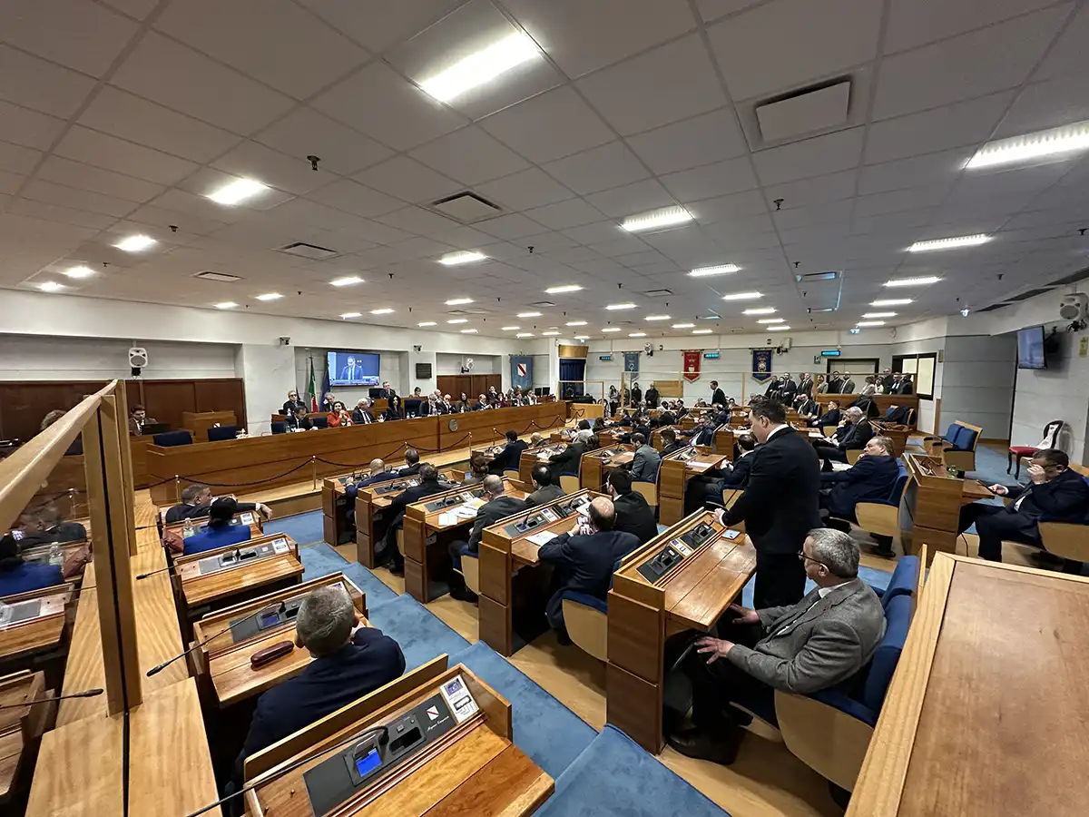 L'aula del Consiglio Regionale della Campania con un focus sui banchi della maggioranza.