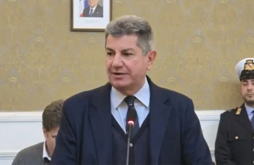 Aula del consiglio comunale di Castellammare di Stabia con consiglieri riuniti e bandiere istituzionali.