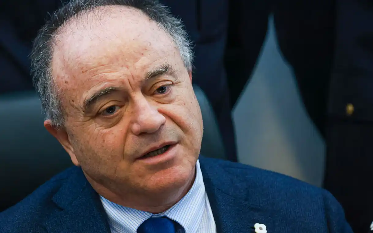 Il caso Gratteri: quando la difesa della Giustizia scivola sulla “forma” (e imita i toni della politica)