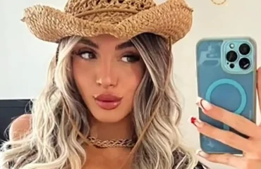 Ylenia mentre si scatta un selfie