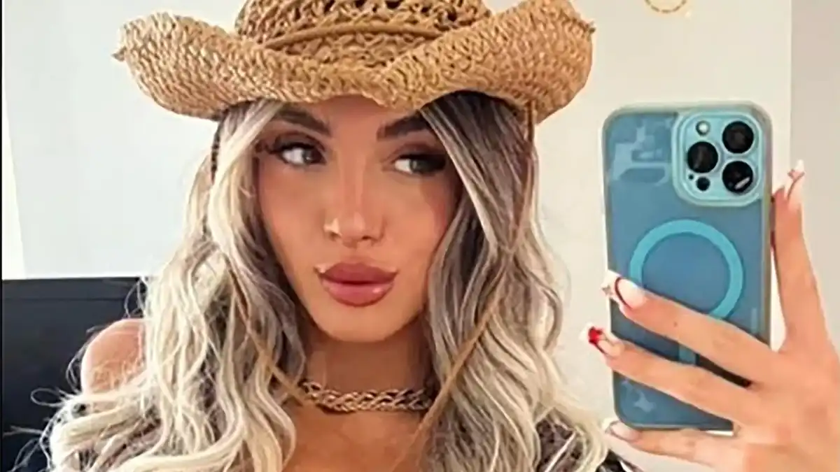 Ylenia mentre si scatta un selfie