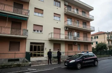 Un'auto dei carabinieri all'esterno dell'abitazione