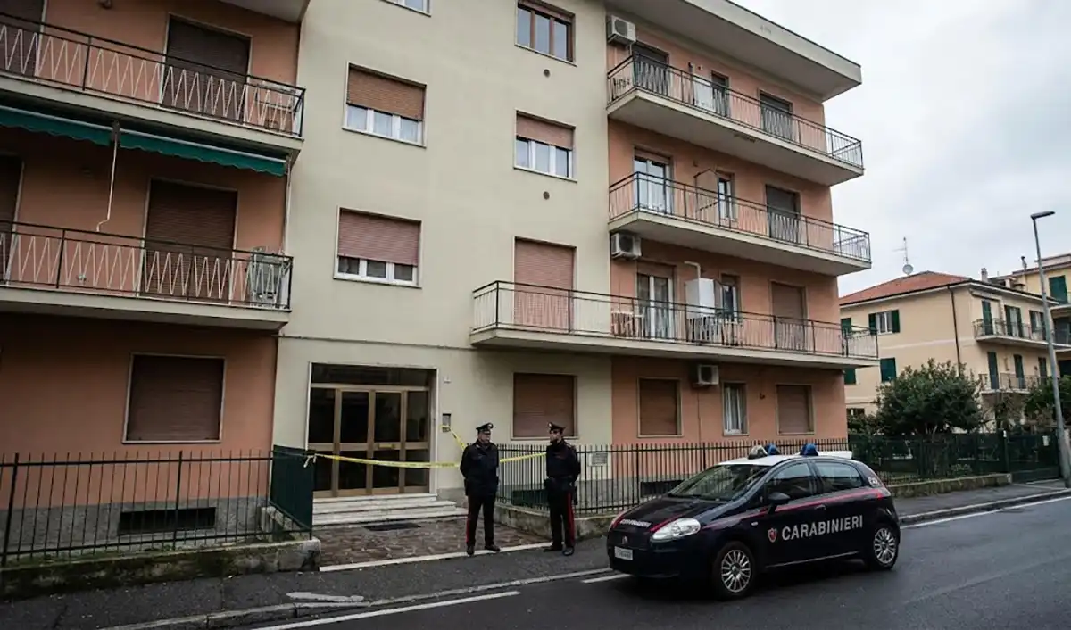 Un'auto dei carabinieri all'esterno dell'abitazione