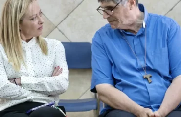 La premier meloni e patriciello mentre parlano delle minacce ricevute