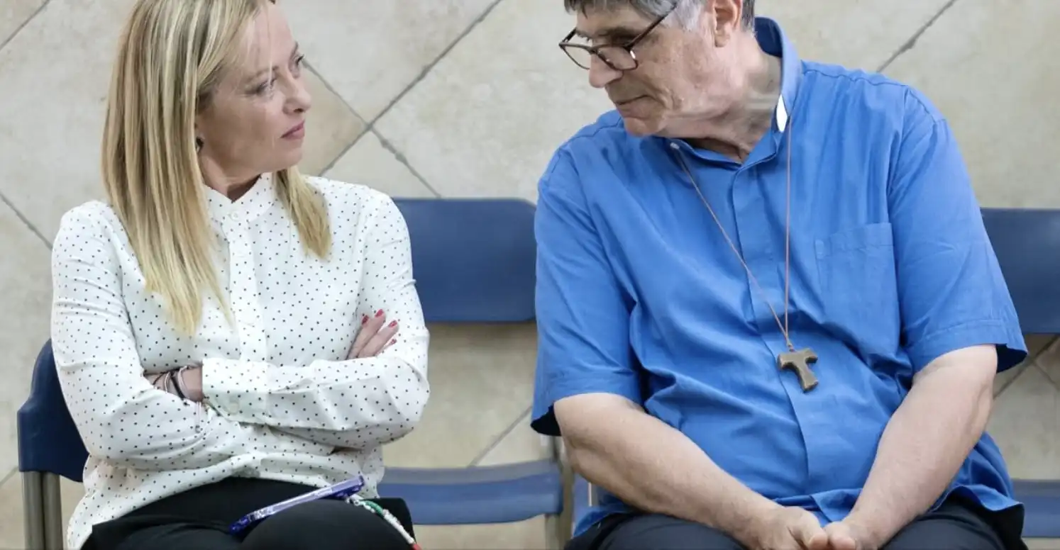 La premier meloni e patriciello mentre parlano delle minacce ricevute