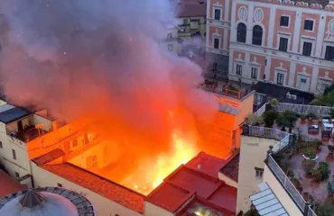 Una foto dall'alto del Teatro Sannazzaro in fiamme
