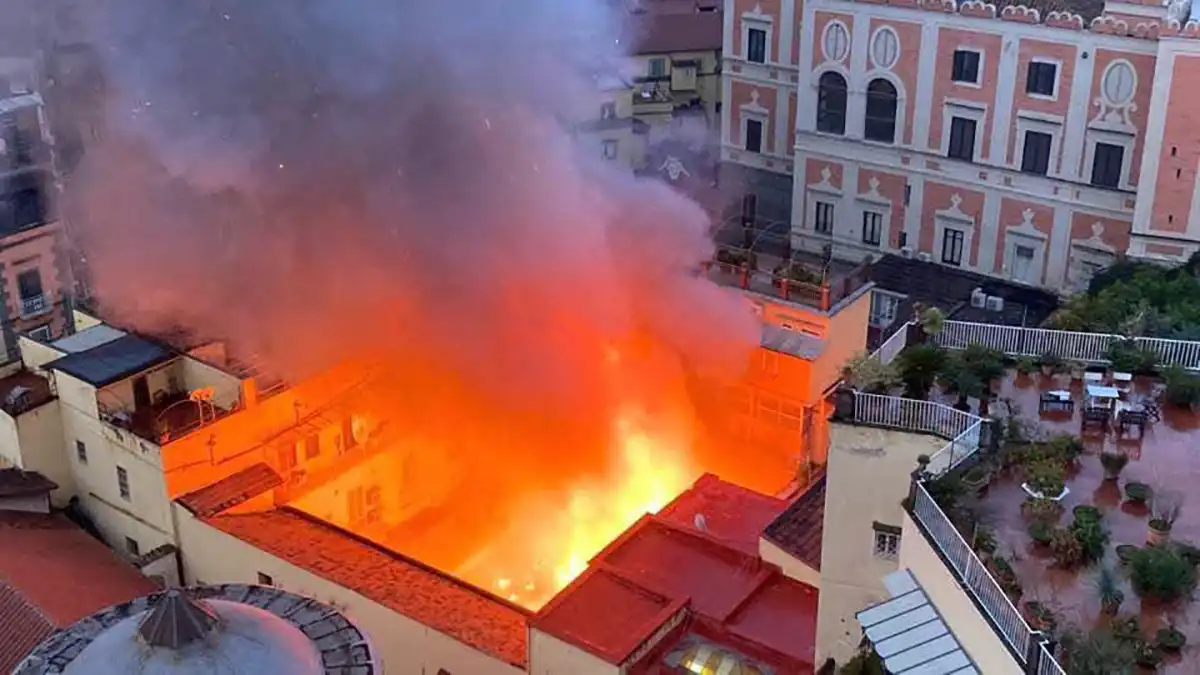 Una foto dall'alto del Teatro Sannazzaro in fiamme