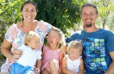 Mamma separata dai bambini della famiglia nel bosco