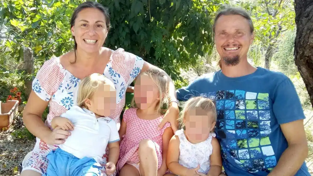 Mamma separata dai bambini della famiglia nel bosco