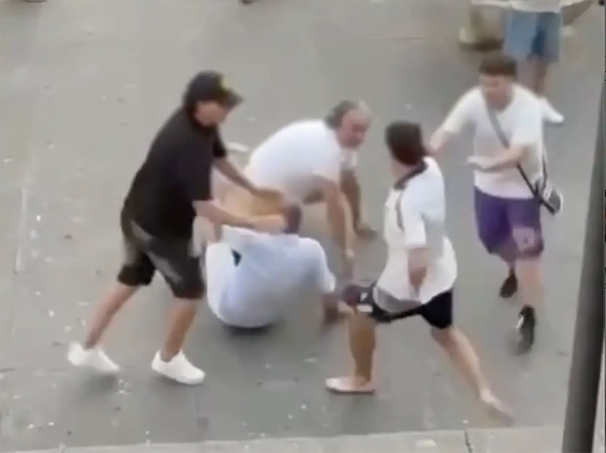 Follia a Grumo Nevano sul sagrato della chiesa: anziano in rianimazione dopo un calcio alla testa per una pallonata