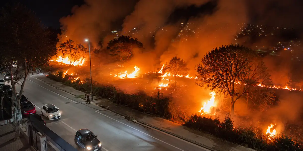 Notte di paura a Ponticelli: vasto incendio avvolge il Rione De Gasperi. Che cosa è successo